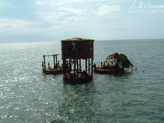 Bốt gác (nhà nổi thế hệ 1) quân Trung Quốc dựng lên tại Đá Châu Viên sau khi dùng vũ lực chiếm đoạt của Việt Nam năm 1988