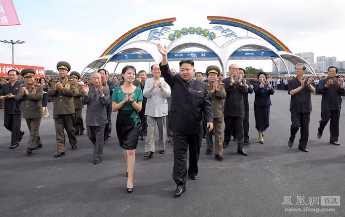 Ông Kim Jong-un và phu nhân xuất hiện ngày càng nhiều trước công chúng