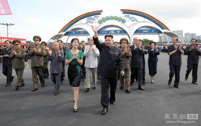 Ông Kim Jong-un và phu nhân xuất hiện ngày càng nhiều trước công chúng Ông Kim Jong-un và phu nhân xuất hiện ngày càng nhiều trước công chúng