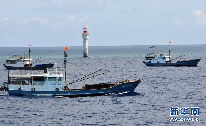 Trước đó, 30 tàu cá Trung Quốc tổ chức thành biên Đội kéo theo hơn 10 phóng viên diễu qua khu vực đá Chữ Thập, đá Xu Bi, đá Vành Khăn thuộc quần đảo Trường Sa của Việt Nam bị Trung Quốc chiếm đóng trái phép. Động thái này vừa nhằm vơ vét tài nguyên, vừa phục vụ mục đích tuyên truyền xuyên tạc nhằm độc chiếm biển Đông thành ao nhà Trung Quốc