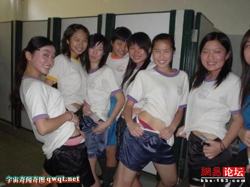 Muôn kiểu "khoe hàng" Muôn kiểu "khoe hàng"