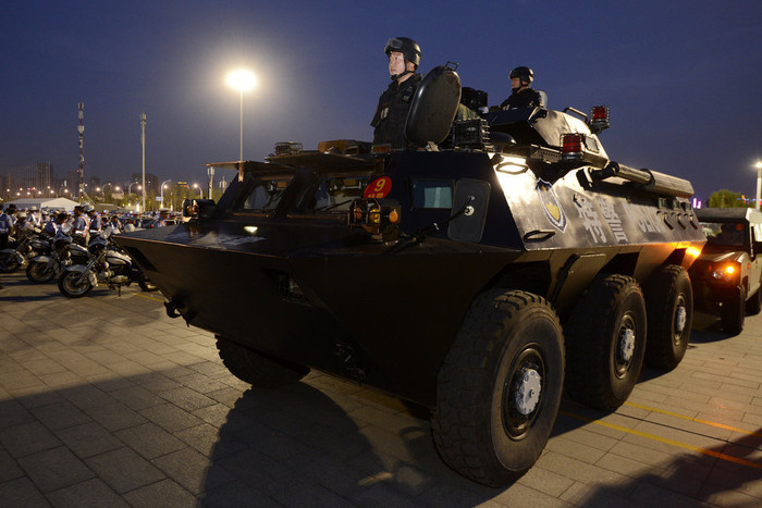 Cảnh sát cơ động điều động cả xe bọc thép chuyên dụng