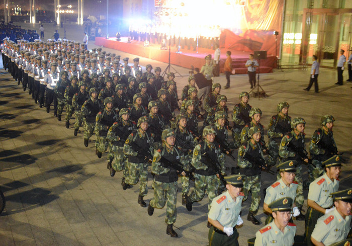 Các đơn vị tham dự lễ ra quân đảm bảo an ninh cao độ trong thời gian đại hội 18 ĐCS Trung Quốc diễu duyệt biểu dương lực lượng đêm qua tại Thái Nguyên, Sơn Đông