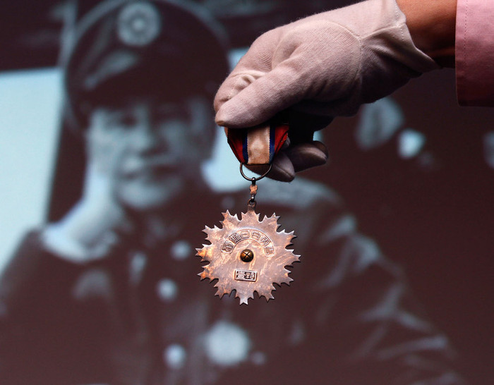 Bộ Quốc phòng Đài Loan cho rằng tấm huân chương này đang nằm trong quan tài Tưởng Giới Thạch ở Đại Khuê, Đài Loan Bộ Quốc phòng Đài Loan cho rằng tấm huân chương này đang nằm trong quan tài Tưởng Giới Thạch ở Đại Khuê, Đài Loan