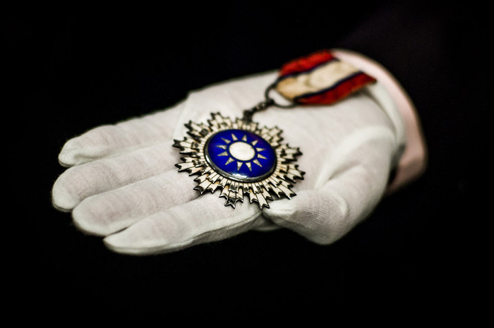 Huân chương Thanh thiên bạch nhật được cho là của Tưởng Giới Thạch sẽ được đem ra bán đấu giá Huân chương Thanh thiên bạch nhật được cho là của Tưởng Giới Thạch sẽ được đem ra bán đấu giá