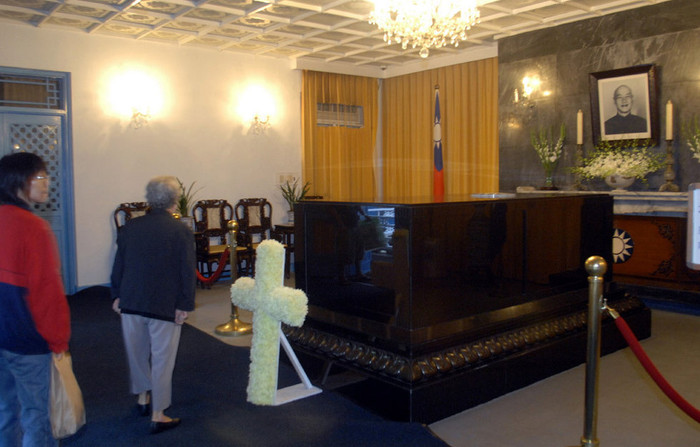 Người dân Đài Loan viếng lăng mộ Tưởng Giới Thạch ở Đại Khuê Người dân Đài Loan viếng lăng mộ Tưởng Giới Thạch ở Đại Khuê