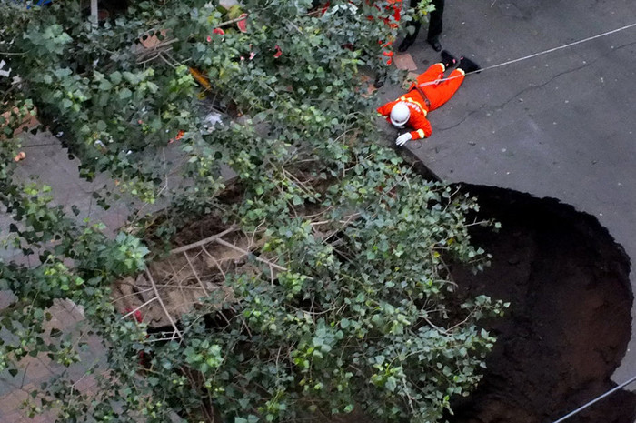 Miệng hố rộng 10m, sâu 10m Miệng hố rộng 10m, sâu 10m