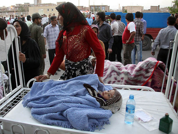 Hàng ngàn người dân Iran vùng xảy ra động đất đã phải thức trắng đêm qua ngoài trời sau 20 đợt dư chấn liên tiếp