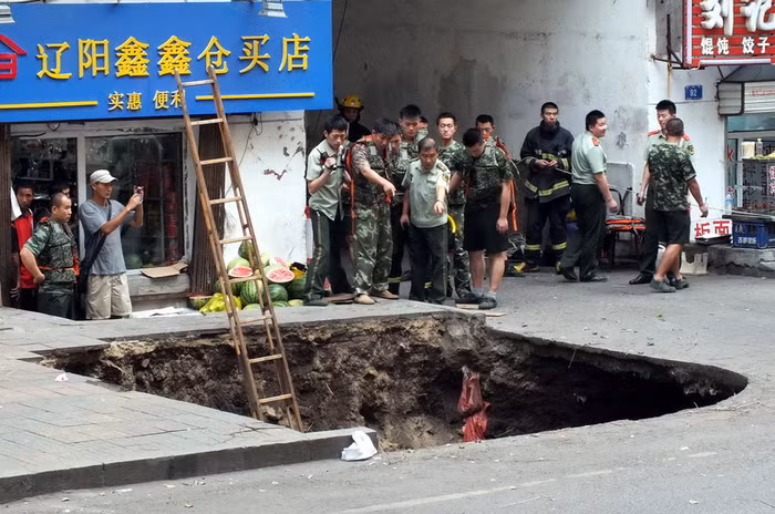 Dùng thang cứu nạn nhân