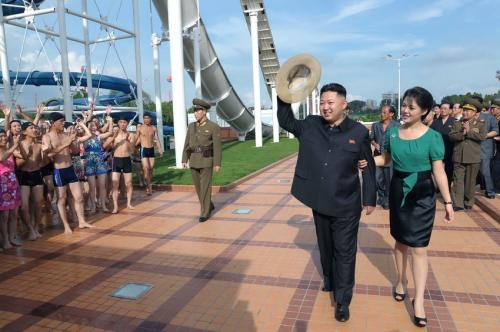 Thời gian gần đây ông Kim Jong-un thường xuyên xuất hiện trước công chúng cùng với Đệ nhất phu nhân Thời gian gần đây ông Kim Jong-un thường xuyên xuất hiện trước công chúng cùng với Đệ nhất phu nhân