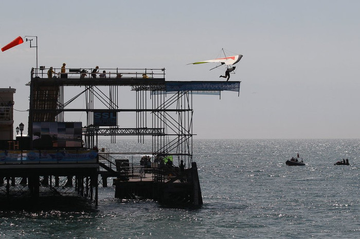 Những người dự thi nhảy xuống từ trên cao với đôi cánh tự tạo