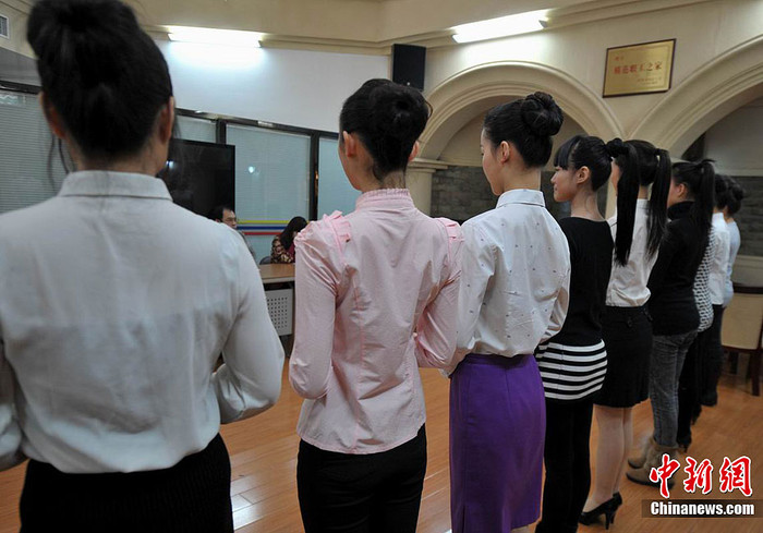 Các thí sinh bước vào vòng kiểm tra ngoại hình Các thí sinh bước vào vòng kiểm tra ngoại hình