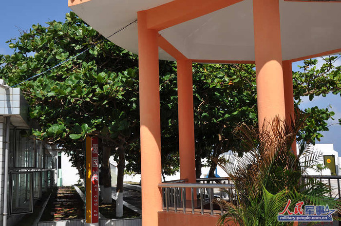 Một góc doanh trại quân Trung Quốc chiếm đóng trái phép trên Đá Chữ Thập được tờ Nhân dân nhật báo sử dụng tuyên truyền cho ý đồ thâm hiểm độc chiếm biển Đông