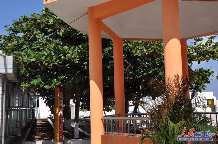 Một góc doanh trại quân Trung Quốc chiếm đóng trái phép trên Đá Chữ Thập được tờ Nhân dân nhật báo sử dụng tuyên truyền cho ý đồ thâm hiểm độc chiếm biển Đông