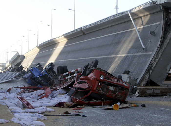 Những chiếc xe đang chạy trên cầu bị lật nhào