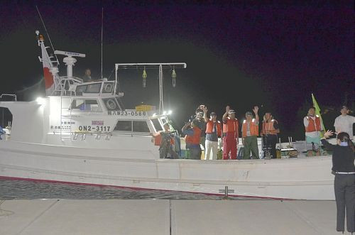 9 Nghị sĩ và gần 150 người Nhật Bản lên 20 chiếc tàu cá ra đảo Senkaku tối qua