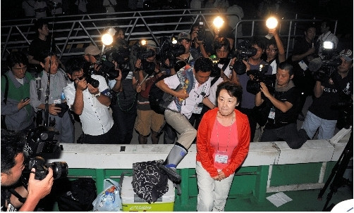 Các phóng viên tác nghiệp trước lúc đoàn người Nhật Bản nhổ neo ra đảo