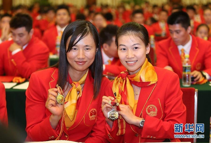 Chụp ảnh lưu niệm cùng tấm huy chương Olympic