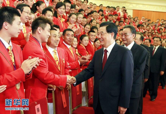 Bắt tay chúc mừng các vận động viên