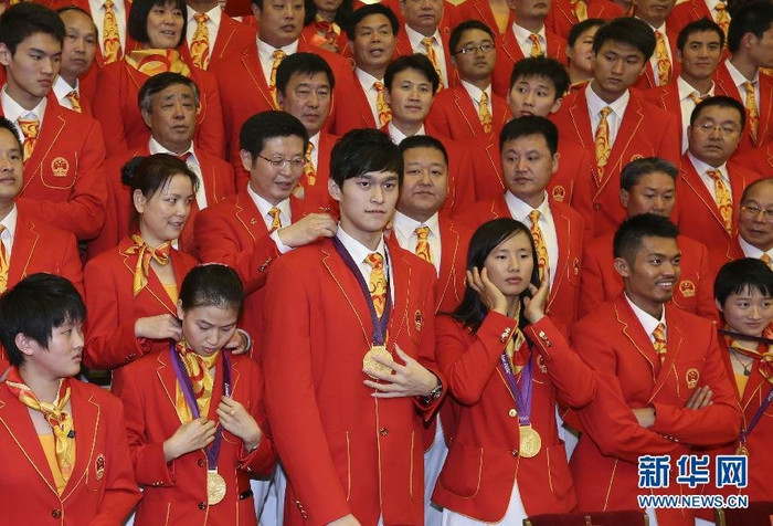 Đeo huy chương chụp ảnh lưu niệm