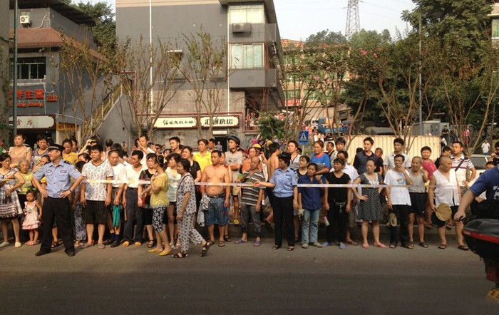 Cảnh sát lập hàng rào bảo vệ hiện trường