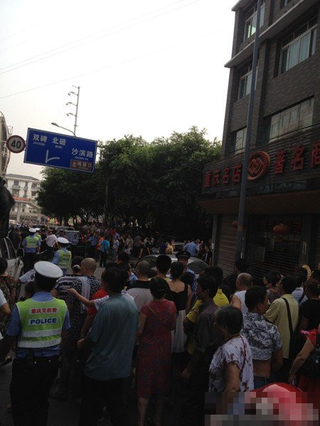 Dân chúng kéo đến xem vụ bắn chết tội phạm truy nã khẩn cấp