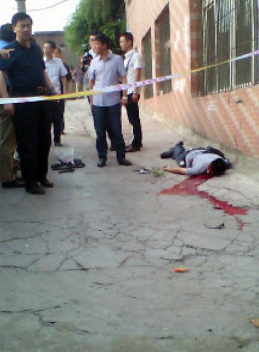 Ảnh chụp bằng di động tải lên Internet ngay lập tức được hàng vạn độc giả Trung Quốc truyền đi