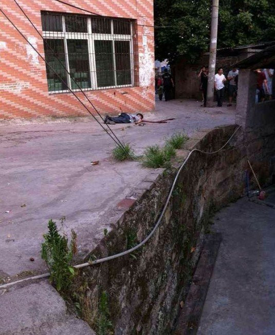 Chu Khắc Hoa lẩn trốn trong 1 xưởng giày cũ trong khi hơn 1000 cảnh sát Trung Quốc mất 4 ngày bao vây núi Ca Lạc gần nhà y