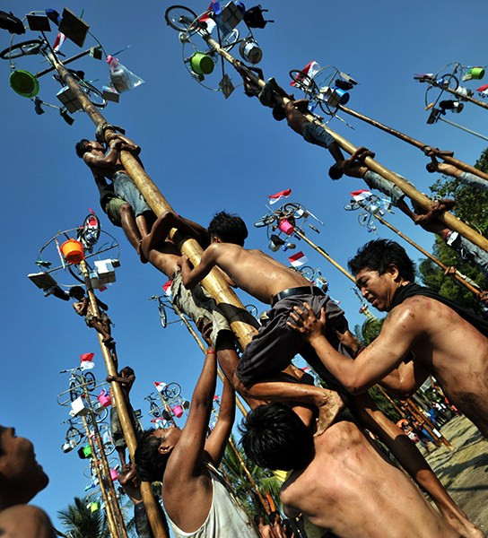 Vì không có chỗ bám và cột quá trơn, người ta phải kiệu vai nhau để leo lên cột Vì không có chỗ bám và cột quá trơn, người ta phải kiệu vai nhau để leo lên cột