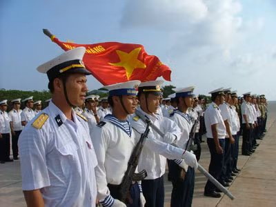Cán bộ, chiến sỹ Hải quân Nhân dân Việt Nam đang ngày đêm canh giữ biển trời của Tổ Quốc ngoài quần đảo Trường Sa (ảnh: Vnexpress) Cán bộ, chiến sỹ Hải quân Nhân dân Việt Nam đang ngày đêm canh giữ biển trời của Tổ Quốc ngoài quần đảo Trường Sa (ảnh: Vnexpress)
