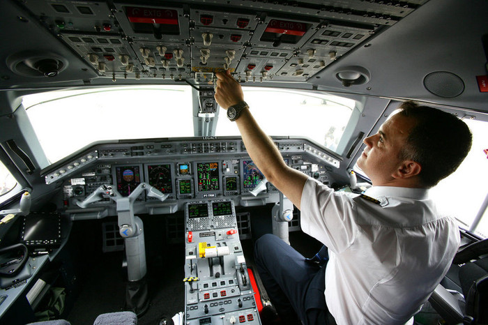 Phi công kiểm tra khoang lái Phi công kiểm tra khoang lái