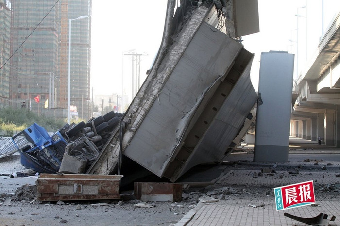 Chiếc cầu rộng 41,5 m với 8 làn xe chạy