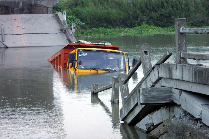 Cầu Vận Hà, Hàng Châu, Chiết Giang sập ngày 14/8/2004 Cầu Vận Hà, Hàng Châu, Chiết Giang sập ngày 14/8/2004