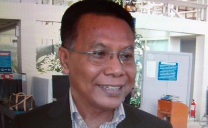 Đại sứ Hos trả lời phóng viên báo chí khi ra sân bay