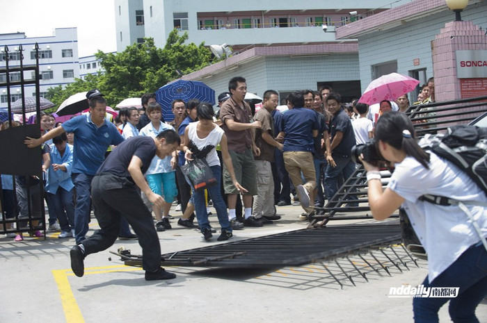 Phóng viên Trung Quốc tranh thủ tác nghiệp ghi lại hình ảnh phẫn nộ của người lao động Phóng viên Trung Quốc tranh thủ tác nghiệp ghi lại hình ảnh phẫn nộ của người lao động