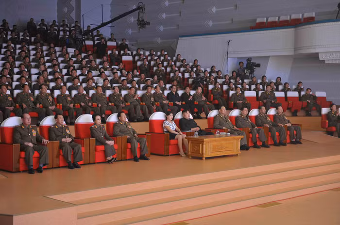 Vợ chồng nhà lãnh đạo Kim Jong-un ở vị trí trang trọng nhất giữa các tướng lĩnh cấp cao nhất của Bắc Triều Tiên