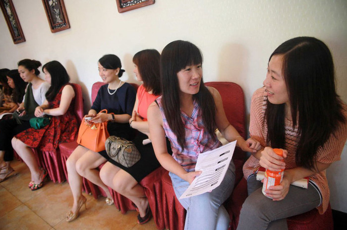 Những người phụ nữ này đến từ nhiều ngành nghề khác nhau, có giáo viên, có tiếp viên hàng không, có người mẫu, có chuyên viên trang điểm...và cùng chung sở thích..."lấy chồng giàu" Những người phụ nữ này đến từ nhiều ngành nghề khác nhau, có giáo viên, có tiếp viên hàng không, có người mẫu, có chuyên viên trang điểm...và cùng chung sở thích..."lấy chồng giàu"