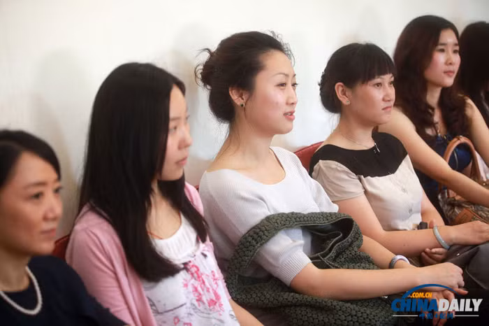 Những cô gái trẻ, những phụ nữ đã luống tuổi cũng đều bị hấp dẫn bởi cửa ải "đại gia"