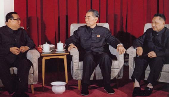 Chu Ân Lai (giữa) và Đặng Tiểu Bình (phải) chỉ đạo quân Trung Quốc đánh chiếm Hoàng Sa năm 1974 Chu Ân Lai (giữa) và Đặng Tiểu Bình (phải) chỉ đạo quân Trung Quốc đánh chiếm Hoàng Sa năm 1974