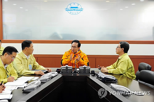 Tổng thống Hàn Quốc Lee Myung-bak chỉ đạo chống bão Tổng thống Hàn Quốc Lee Myung-bak chỉ đạo chống bão