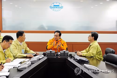 Tổng thống Hàn Quốc Lee Myung-bak chỉ đạo chống bão