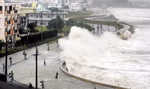 Sóng to, gió lớn ập bờ