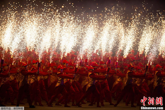 Màn đồng diễn với pháo sáng mừng Quốc khánh Màn đồng diễn với pháo sáng mừng Quốc khánh