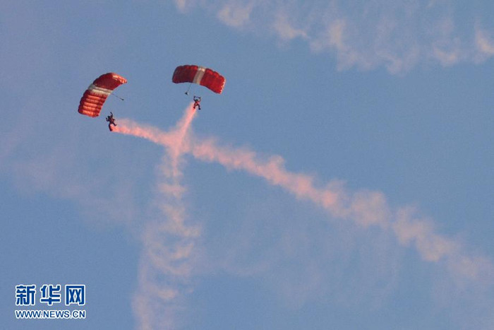 Biểu diễn dù nghệ thuật Biểu diễn dù nghệ thuật