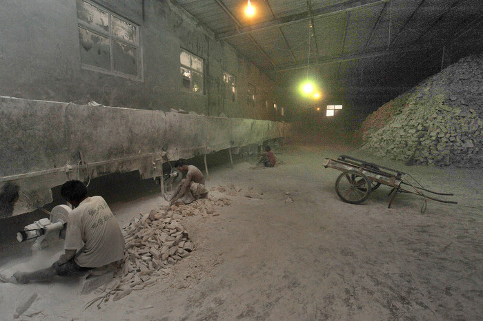 Môi trường làm việc đặc quánh bụi đá, mỗi người một góc một máy mài