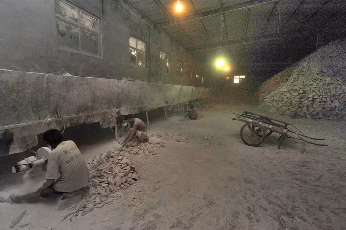 Môi trường làm việc đặc quánh bụi đá, mỗi người một góc một máy mài