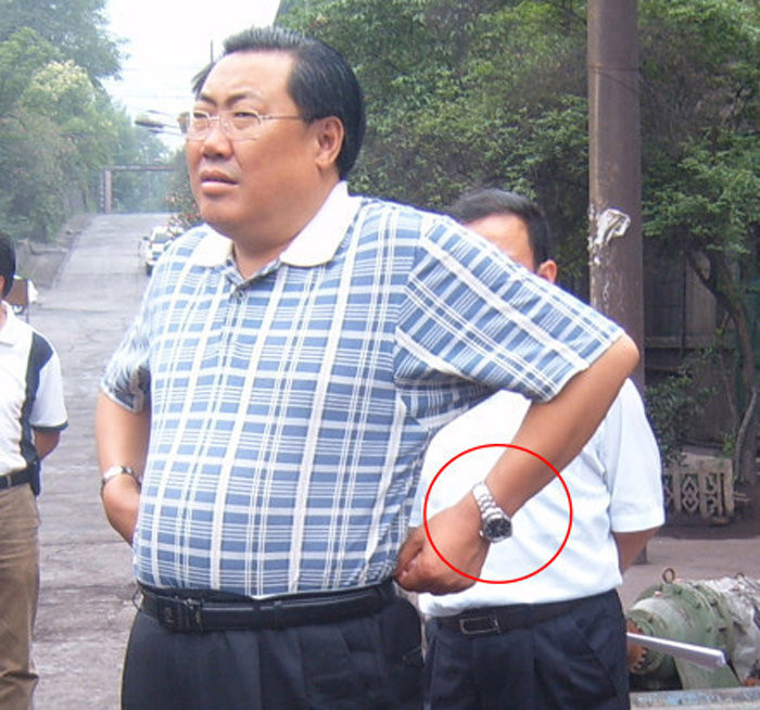 Ông Dương Đạt Tài ra chỉ đạo tại hiện trường, 2 tay 2 đồng hồ hàng hiệu