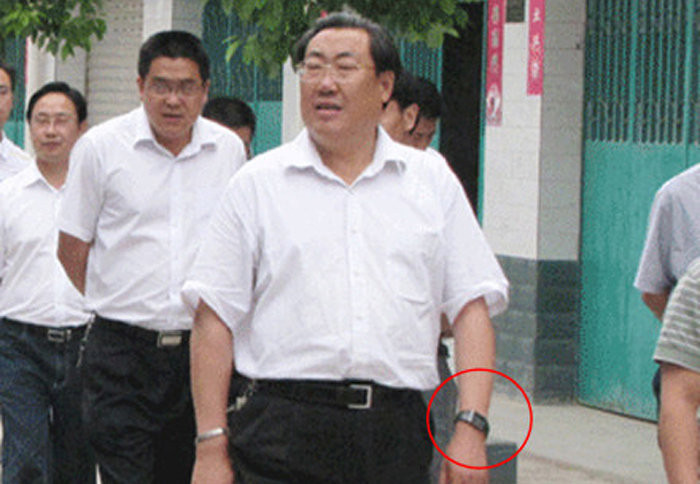 Dương Đạt Tài dẫn theo một phái đoàn đầy đủ ban bệ lững thững đi ra hiện trường