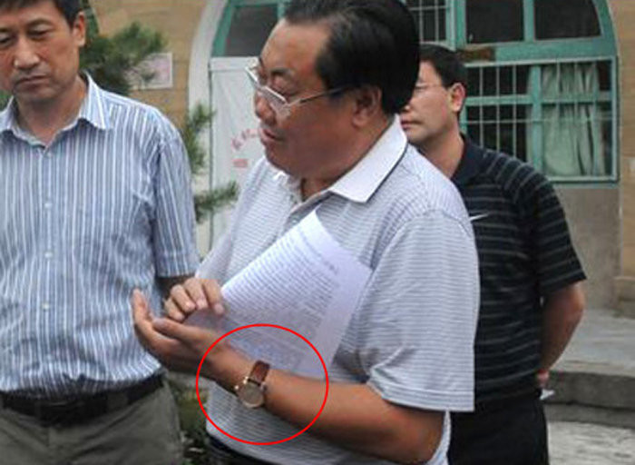 Những hình ảnh được Tân Hoa Xã ghi lại đang dấy lên một làn sóng bình luận xôn xao cư dân mạng Trung Quốc về tác phong làm việc của các quan chức địa phương