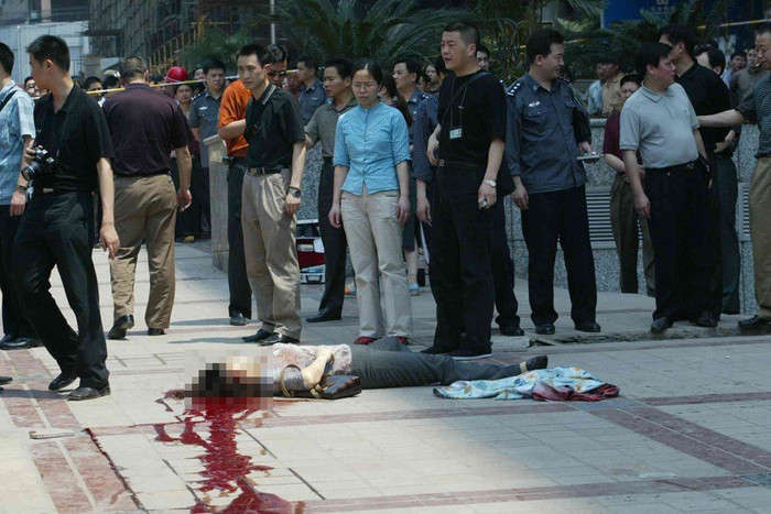 Xác nạn nhân nằm trên vũng máu